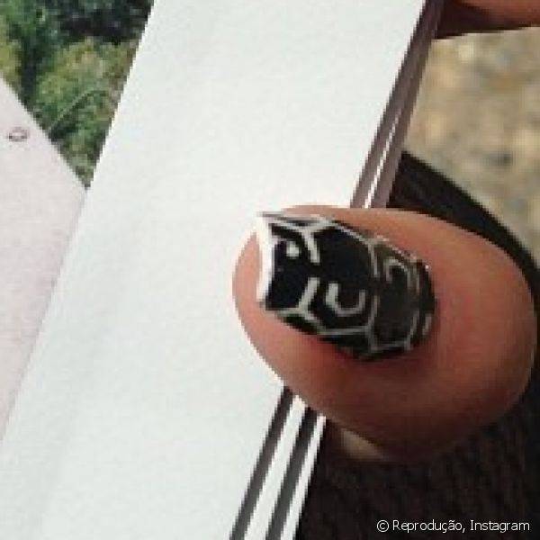 Kylie criou um mosaico em preto e branco para decorar as unhas